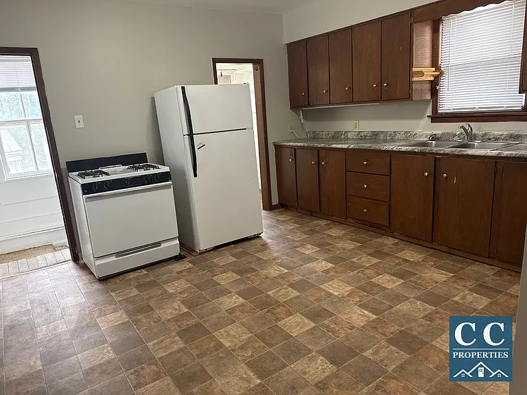 1210 Floyd Blvd — Photo 4