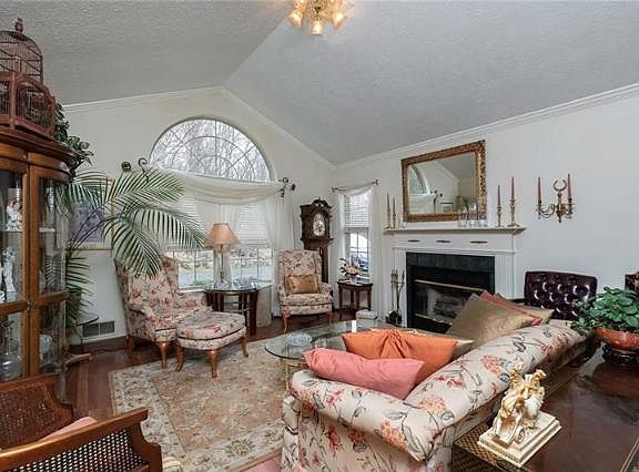 3rd image of 1422 Greenbriar Dr