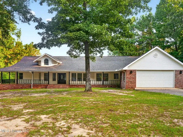 416 W Lamar St, Poplarville, MS 39470