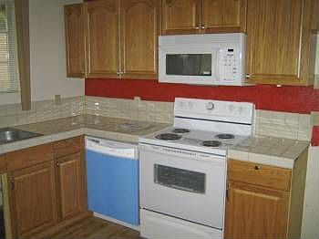 5th image of 261 Curry Ave
