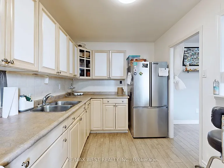 1660 Bloor St #310 — Photo 6