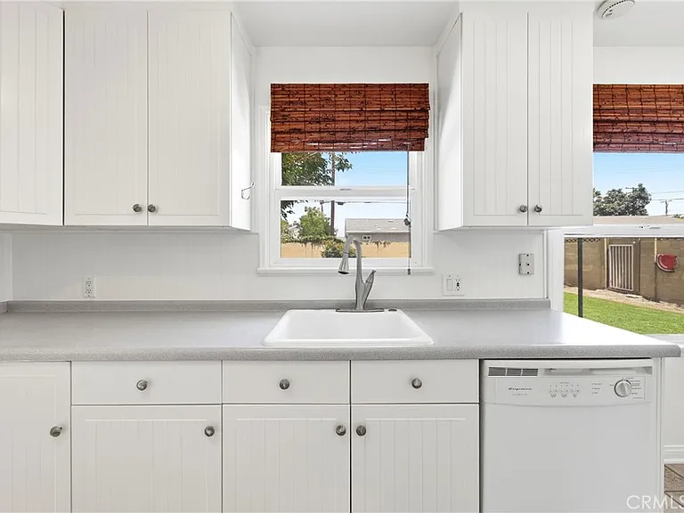 1415 E Walnut Ave — Photo 8