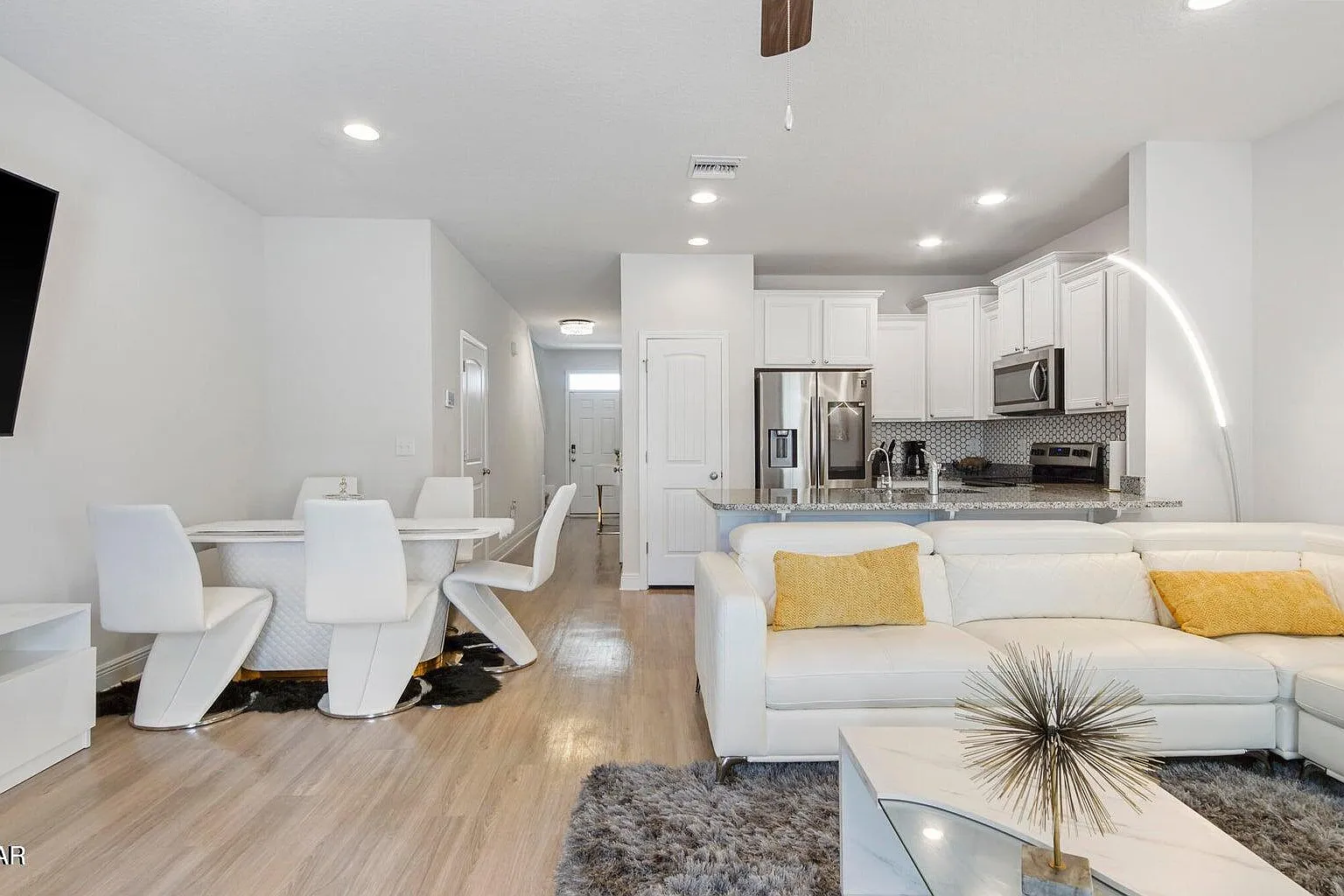 3 bed, 2.5 bath, 1496 sqft, $2,400 — Photo 1