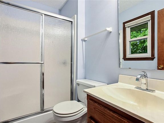 4th image of 912 Amesbury Ave