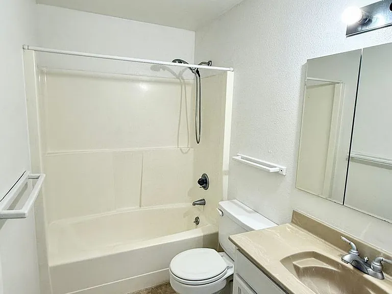 820 NE Riddell Rd — Photo 8