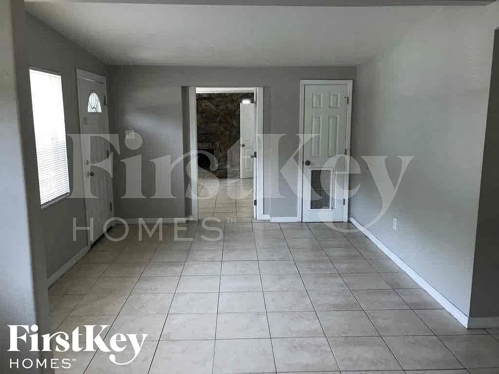 4 bed, 2.0 bath, 1288 sqft, $2,310 — Photo 2