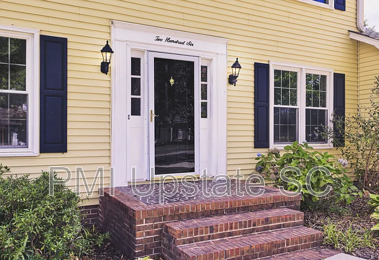 206 Manassas Dr — Photo 2