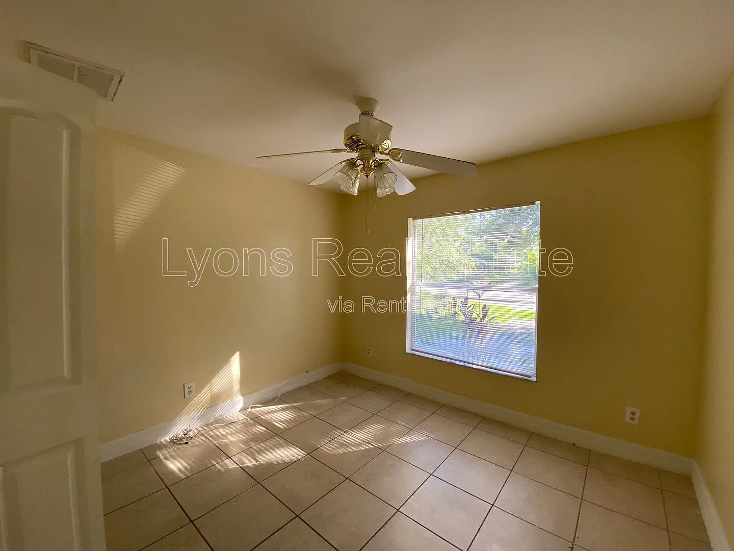 3 bed, 2.0 bath, 1067 sqft, $1,300 — Photo 4