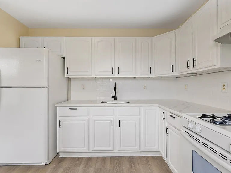 16 Manning Ave #2 — Photo 10