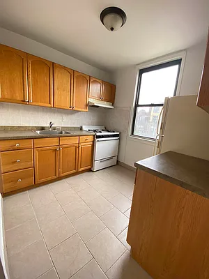 Rented by Zikos Realty Services | media 17