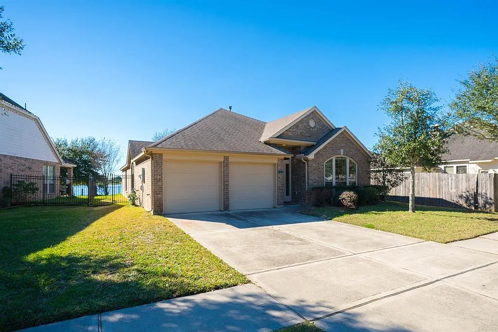 4 bed, 2.0 bath, 2200 sqft, $2,300 — Photo 3