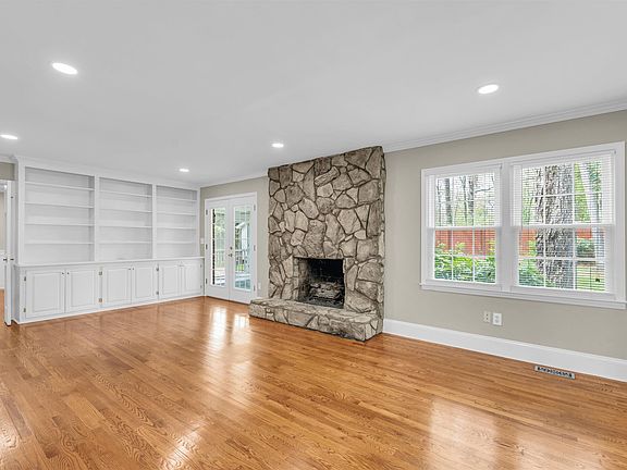 5th image of 103 Devenger Pl