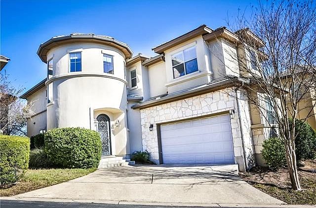 Welcome Home! This condo feels like a regular house with a spacious and open floor plan, private backyard and so much more! Vacant and ready to call home.