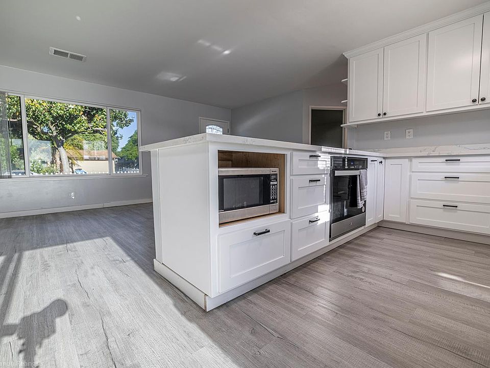 2nd image of 750 El Camino Paraiso