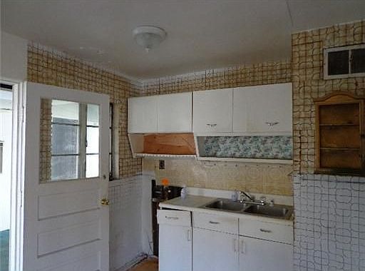 3rd image of 2564 Grant Ave