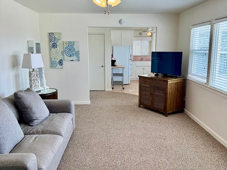 572 Harloe Ave — Photo 4