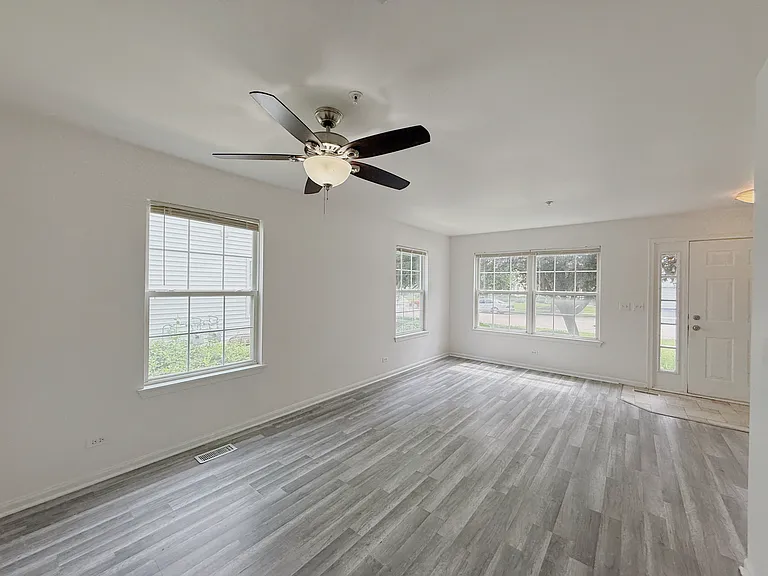 2554 Dickens Dr — Photo 2