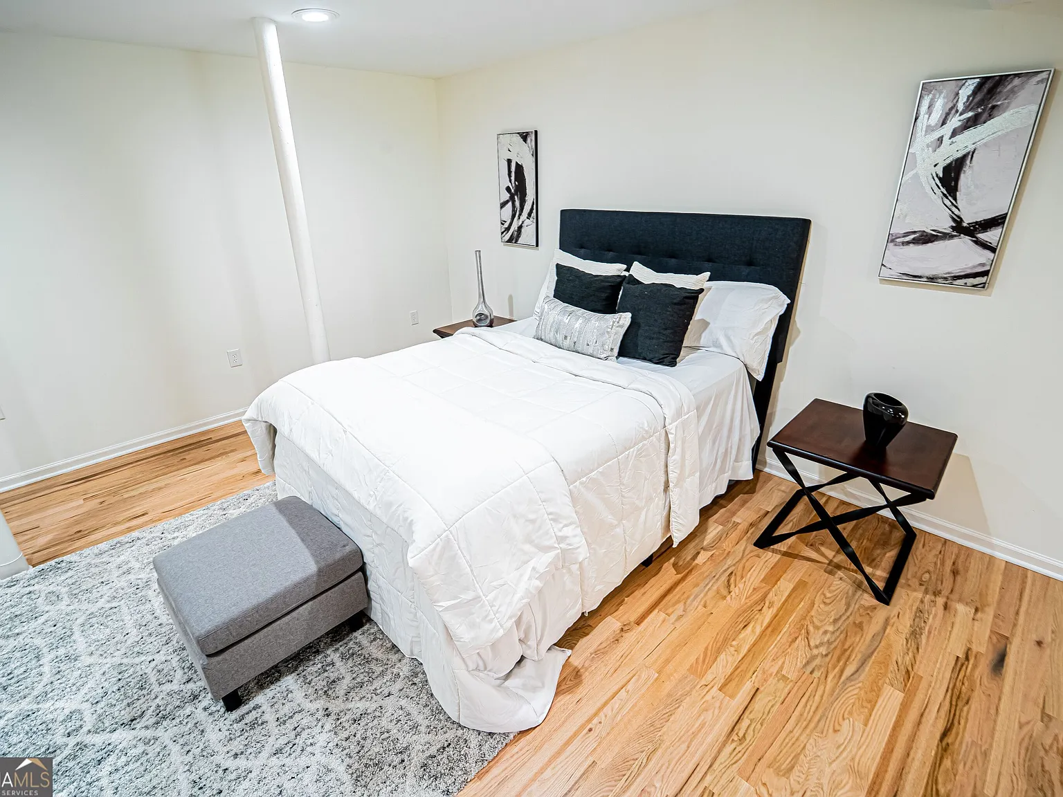 1 bed, 1.5 bath, 1400 sqft, $950 — Photo 1