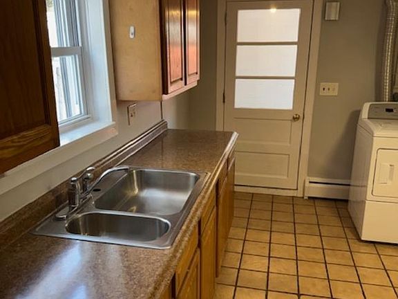 3rd image of 565 Broad St Floor 1