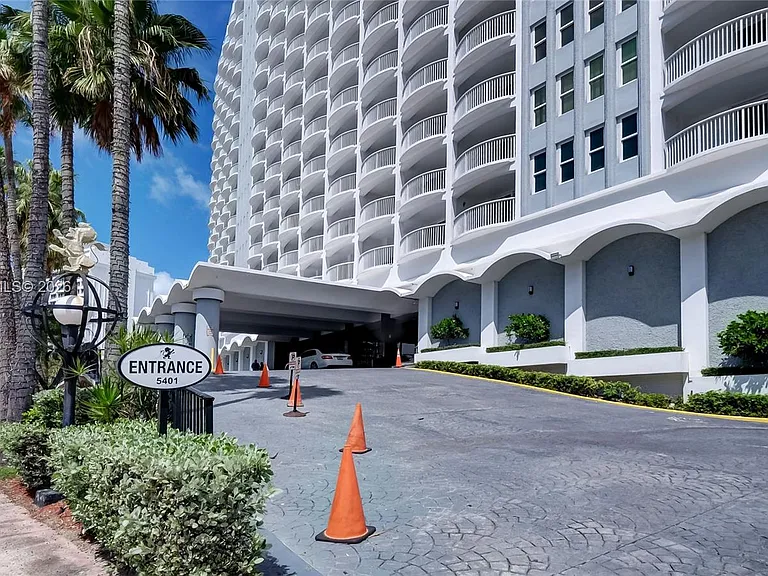 5401 Collins Ave #928 — Photo 48