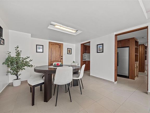 2nd image of 14 Calle Marseilles #3D