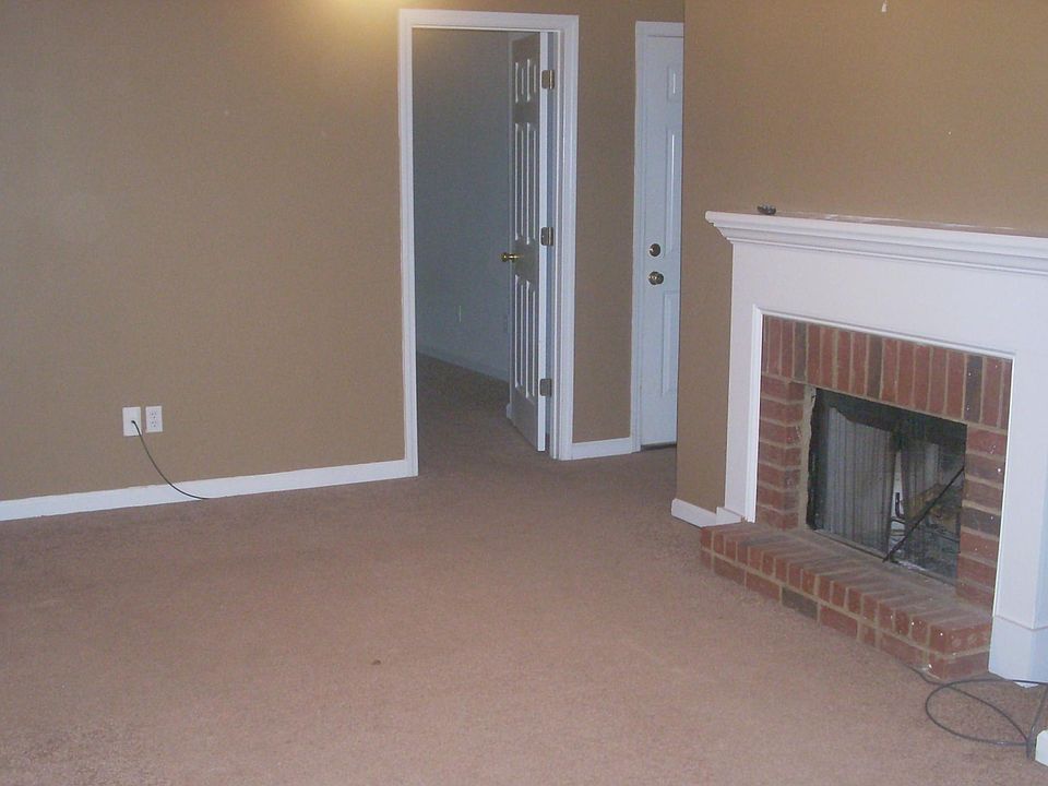 2nd image of 205 Mountain Chase Dr