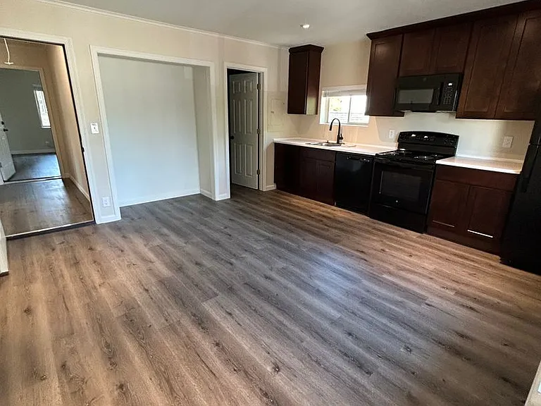 239 NE Lincoln St — Photo 4