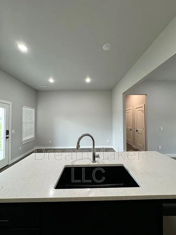 3 bed, 2.0 bath, 1640 sqft, $1,849 — Photo 4