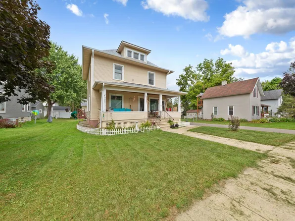 422 1st St NW, Faribault, MN 55021