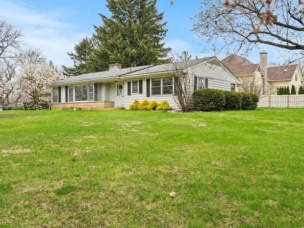 22W584 Ahlstrand Rd, Glen Ellyn, IL 60137