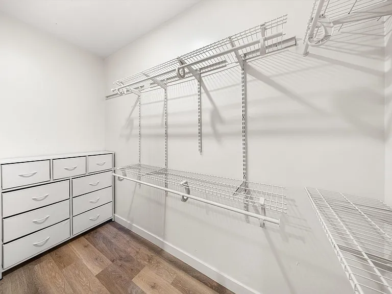 221 Bath St — Photo 26