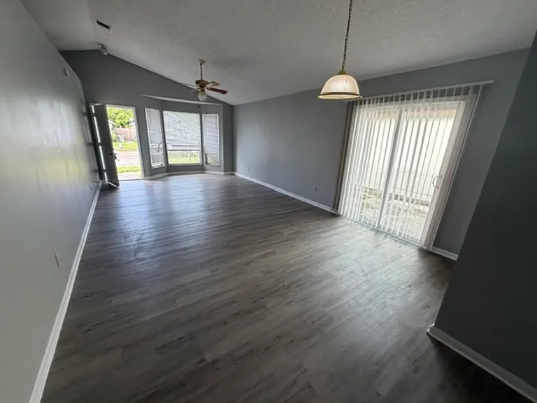 5061 Knightsbridge Cir N — Photo 5