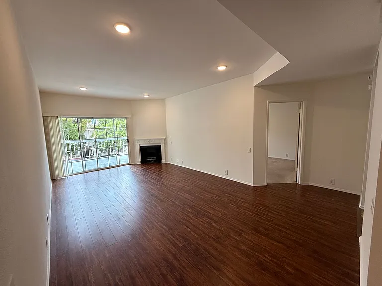 Elegant 2BR/2BA Retreat with Massive Private Patio Minutes from Beverly Hills — Photo 2