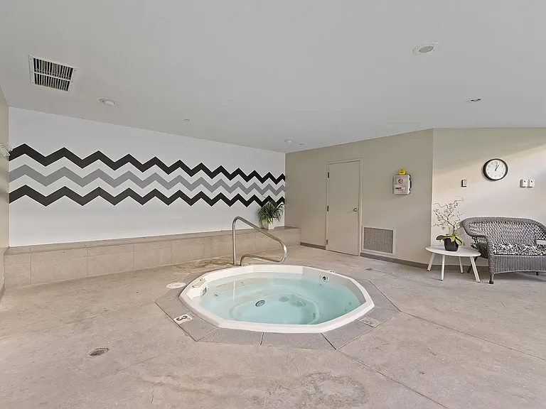 Hot tub (indoor)