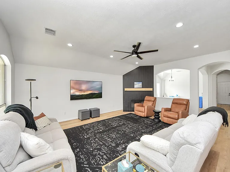 1910 Fox Path Ct — Photo 12