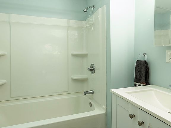 1st floor full bathroom with tub/shower.