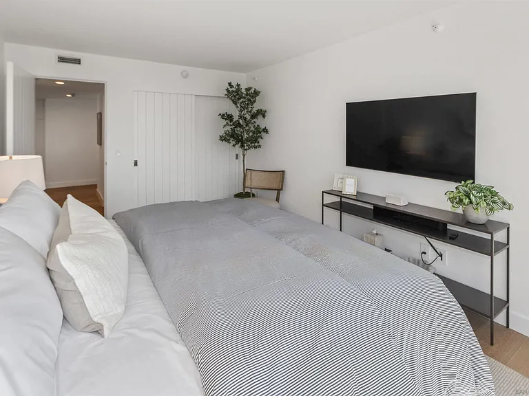1710 Avenida Del Mundo #803 — Photo 40