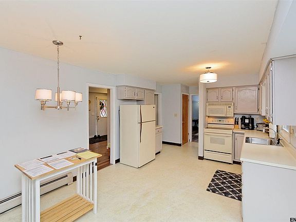 4th image of 14 Pinehurst Dr
