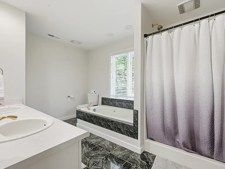121 W Wakefield Blvd — Photo 24