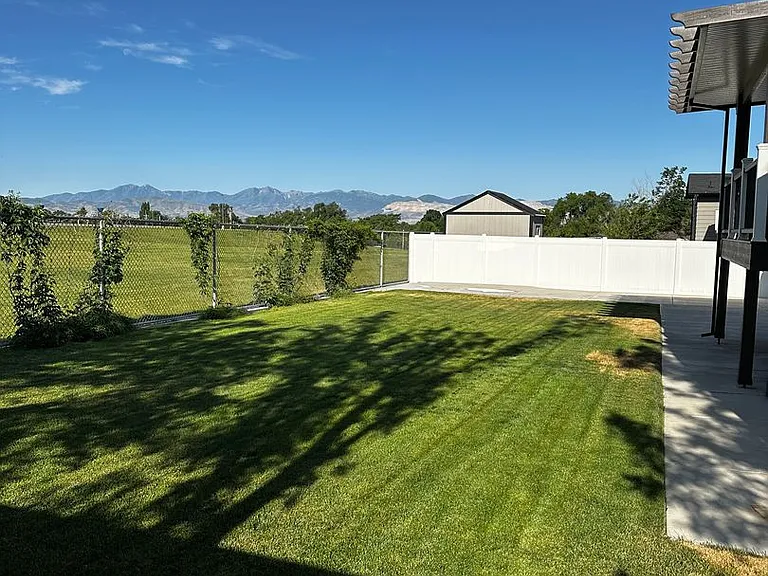 1102 E Sleepy Hollow Ln — Photo 22