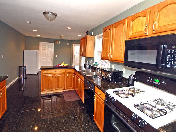 4th image of 17 Kimball Dr W