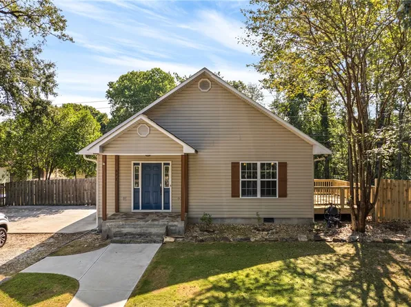 572 E University Dr, Auburn, AL 36830