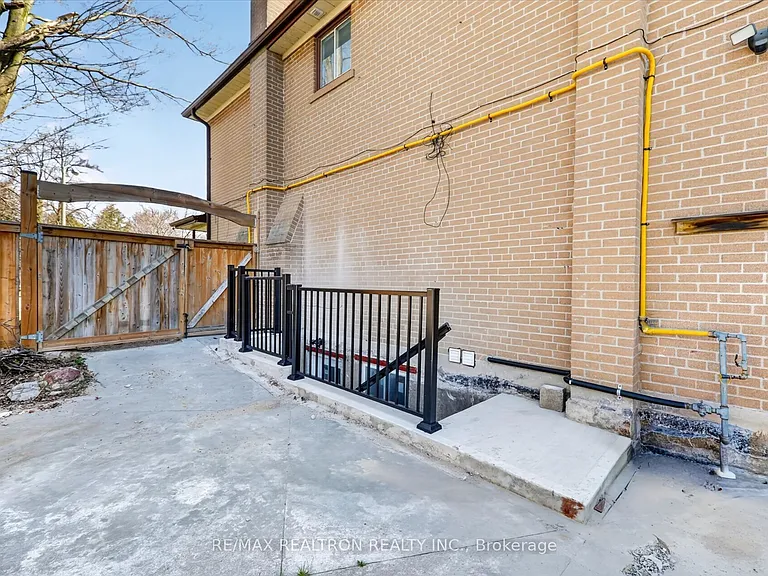 20 Ivy Green Cres #BASEMENT — Photo 3
