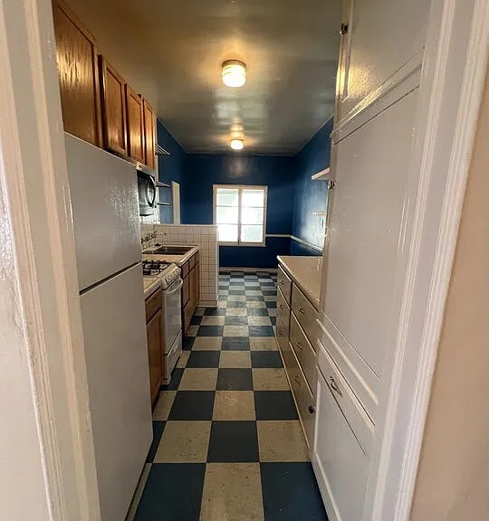 476 Landfair Ave #105 — Photo 4