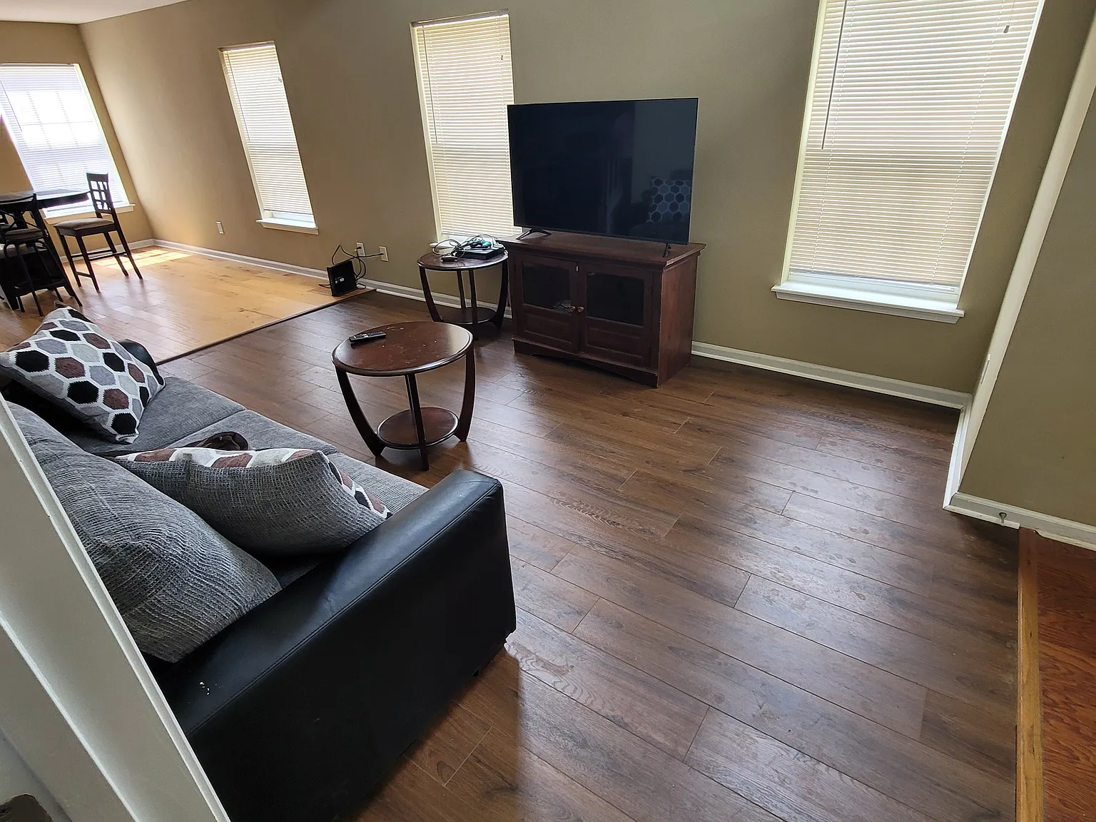 1 bed, 1600 sqft, $1,050 — Photo 2