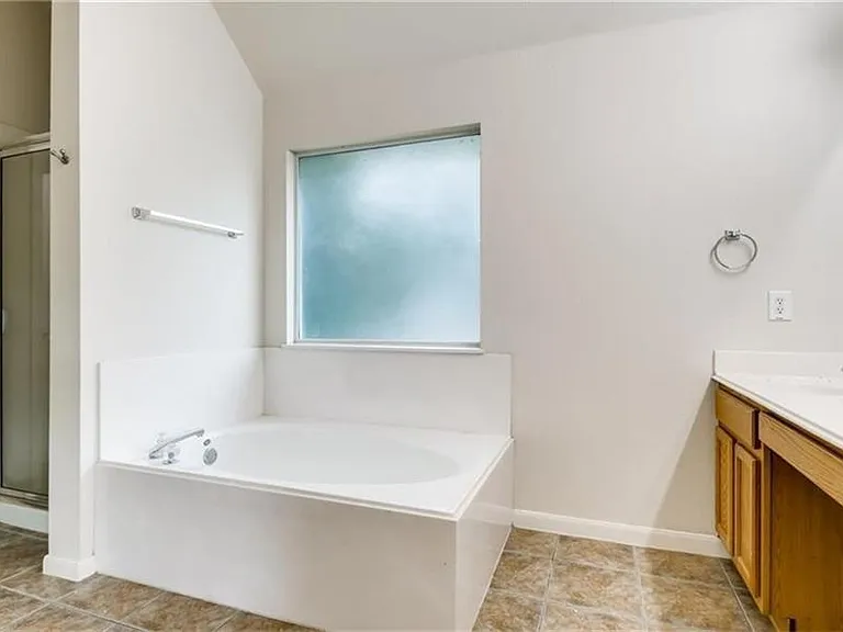 1821 Briarton Ln N — Photo 16