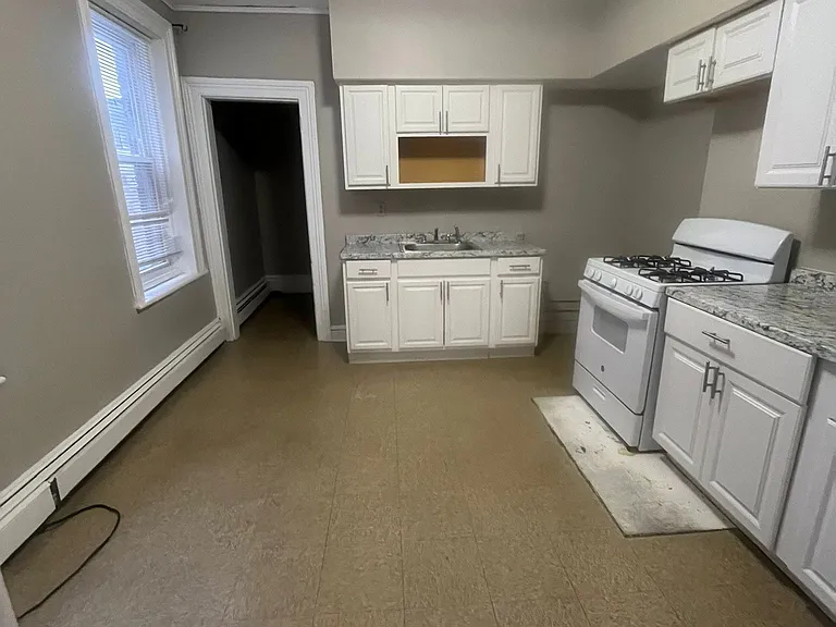 401 Marshall St #1R — Photo 2