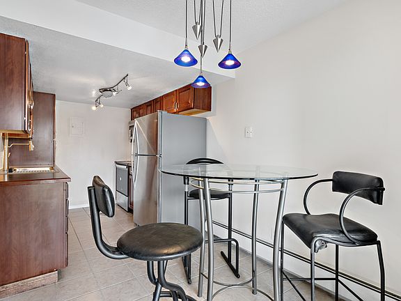 3rd image of 1021 Carr St