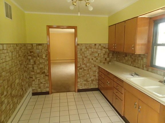 4th image of 1625 E Lincoln Ave