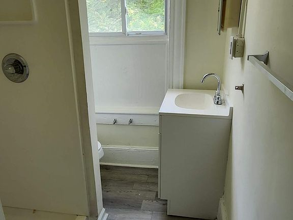 5th image of 714 Halifax St
